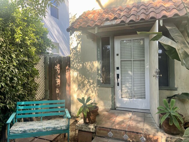 porche delantero - 1250 N Citrus Ave
