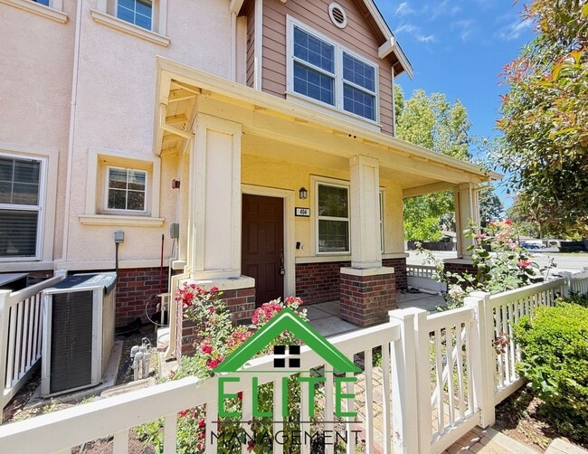 Building Photo - **Spacious and Updated Townhome in Desirab...