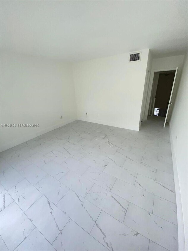 Foto del edificio - 15389 S Dixie Hwy