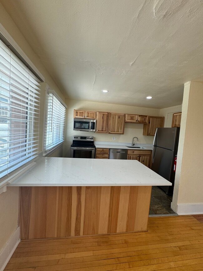 Foto del edificio - Fully updated 2 bedroom Apartment in the A...