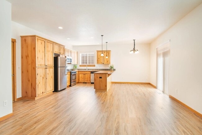 Building Photo - 3/2.5 home in SE Bend close to shopping an...