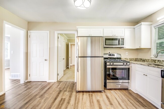 Building Photo - 2159 Holly Hill Dr