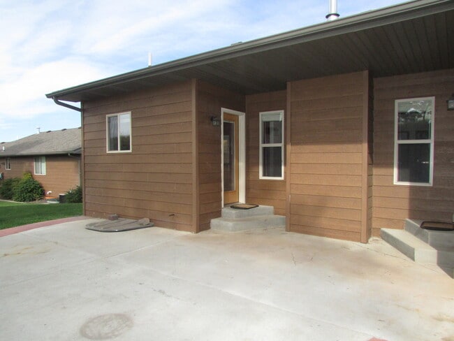 Building Photo - 3 BEDROOM | 3 BATH | DOUBLE CAR GARAGE | T...