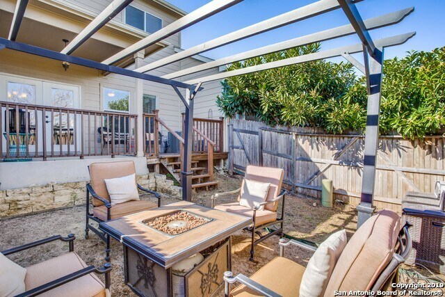 Building Photo - Stone Oak Town Home