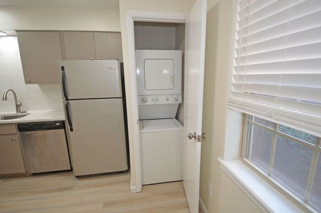 Foto del edificio - Tara Condos 2 Bed 1 Bath Apt NW 63rd & May...