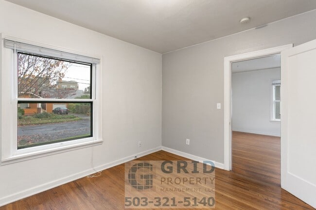 Building Photo - Charming 2 Bedroom Available in Popular N Kenton Neighborhood!