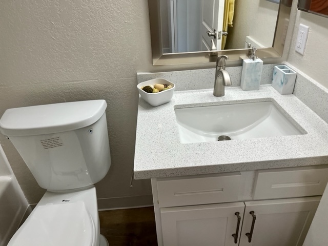 Baño renovado - Independence Plaza Apartment Homes