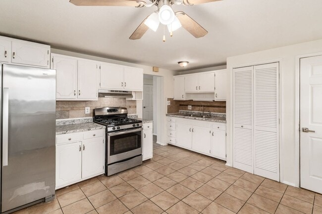 Foto del edificio - Updated 4 Bedroom, 2 Full Bath Ranch Home!!