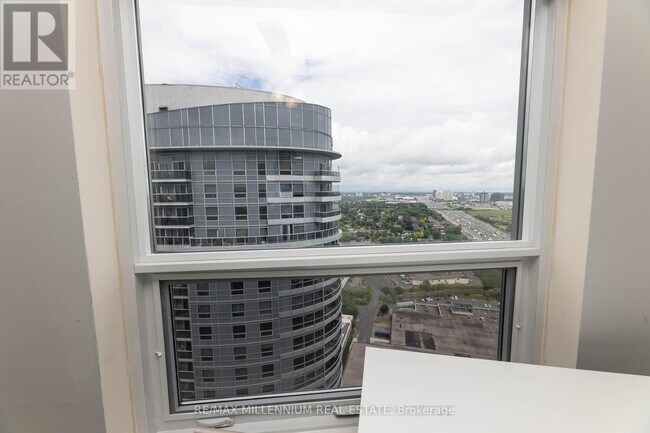 Photo du bâtiment - 125 Village Green Square