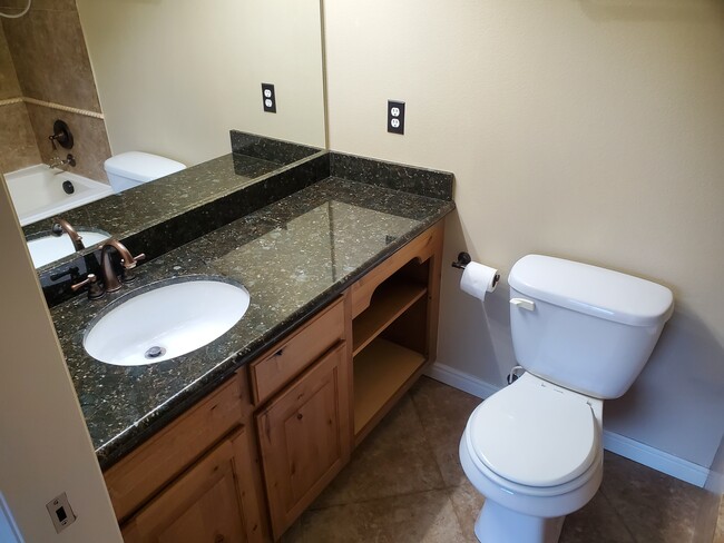 Building Photo - 880 Hamlet Cir S