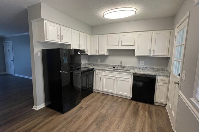 spacious kitchen - Colonial Arms Apartments