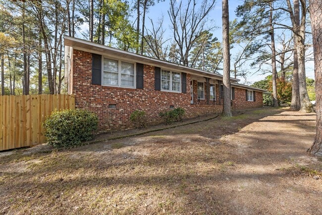 Building Photo - 2125 Forest Hills Dr