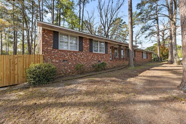 Foto del edificio - 2125 Forest Hills Dr