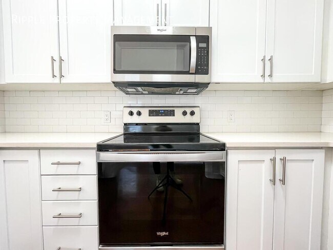Photo du bâtiment - Modern 2 Beds, 1 Baths Main Floor/ Upper