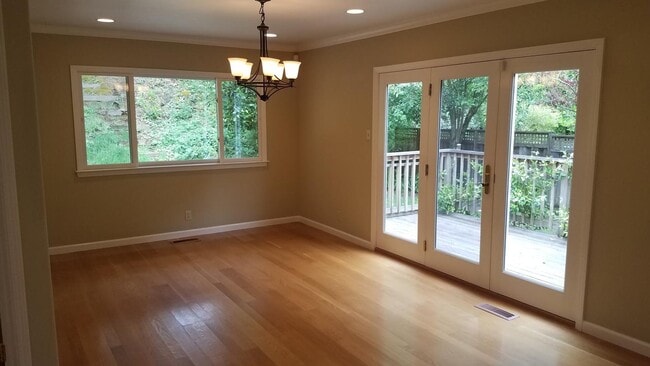 Building Photo - Spacious updated 3BR home with deck & chef’s Kitchen
