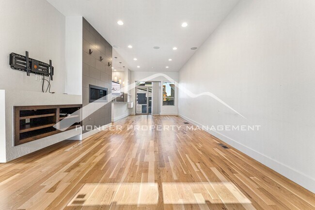 Building Photo - Gorgeous Townhome with Central A/C and 2 C...