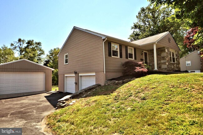 Building Photo - 1673 Kenmare Dr