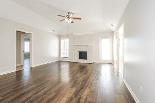 Building Photo - 4879 Baywood Dr