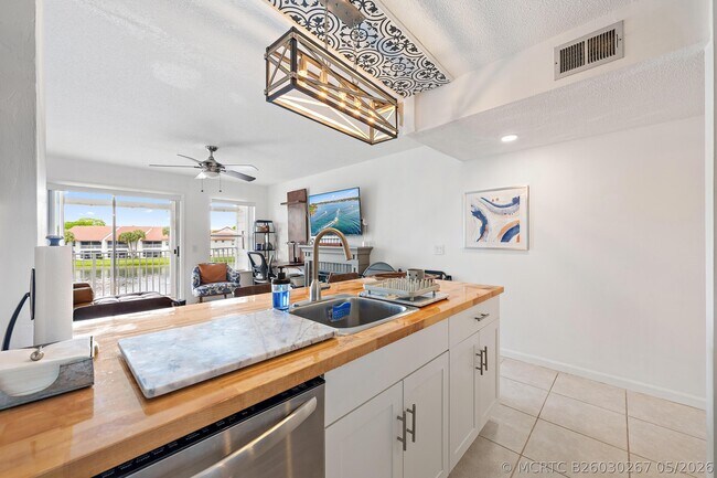 Foto del edificio - 261 Cypress Point Dr