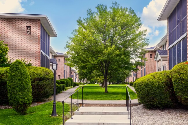 Foto del edificio - Clover Park Apartments