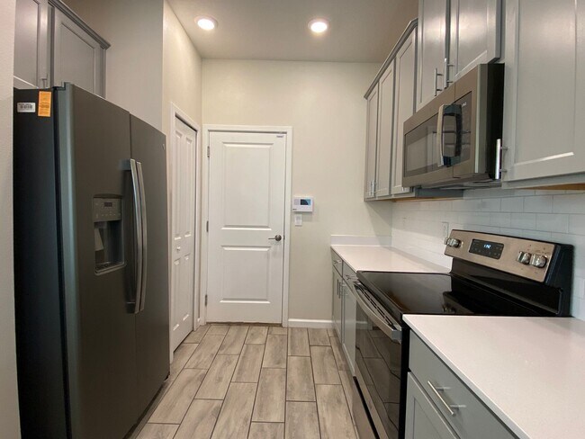 Foto del edificio - 3BD/2.5BA Townhome in Econ Trails Near Valencia East!