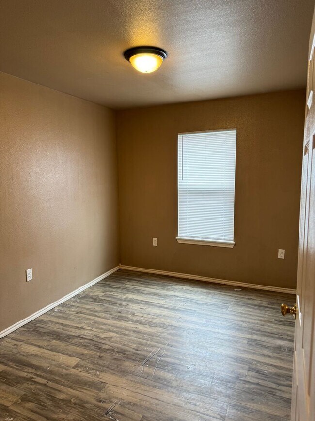 Foto del edificio - Fenced Backyard Garage *sec 8 approved*