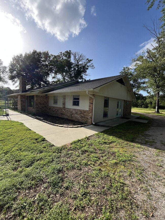 Building Photo - 1773 Spinks Chapman Rd