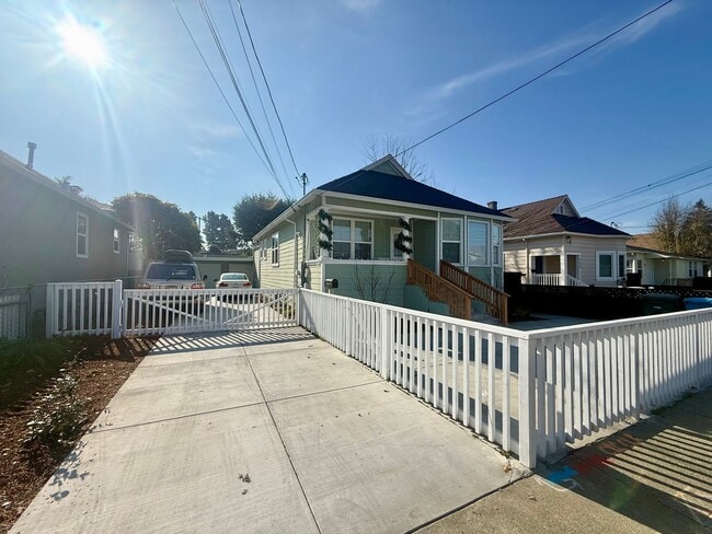 Photo - N Claremont Apartment