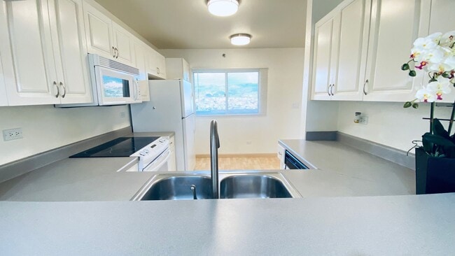 Building Photo - 2bd 2bath unit available now at Country Club Village 4!!
