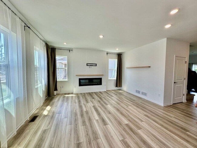 Building Photo - 2024 Built 3 Bedroom 2.5 bath 2 Car Garage...