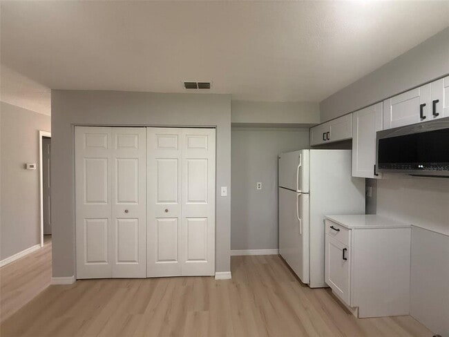 Building Photo - 3664 Meriden Ave