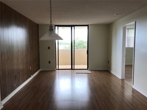 Foto del edificio - 7125 Bay Dr