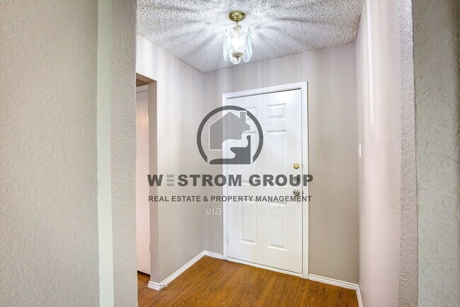 Foto del edificio - 2363 Laurelhill Ln