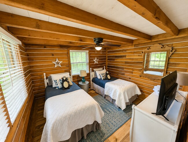 Building Photo - Black Mountain Cabin!