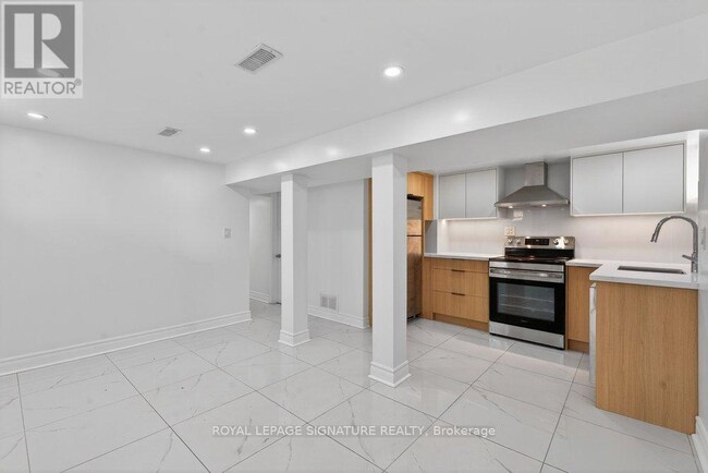 Building Photo - 146 Coleridge Ave