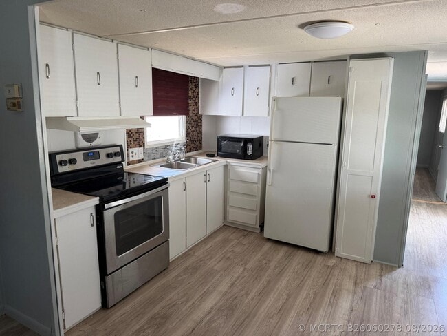 Building Photo - 5504 Lagoon Dr