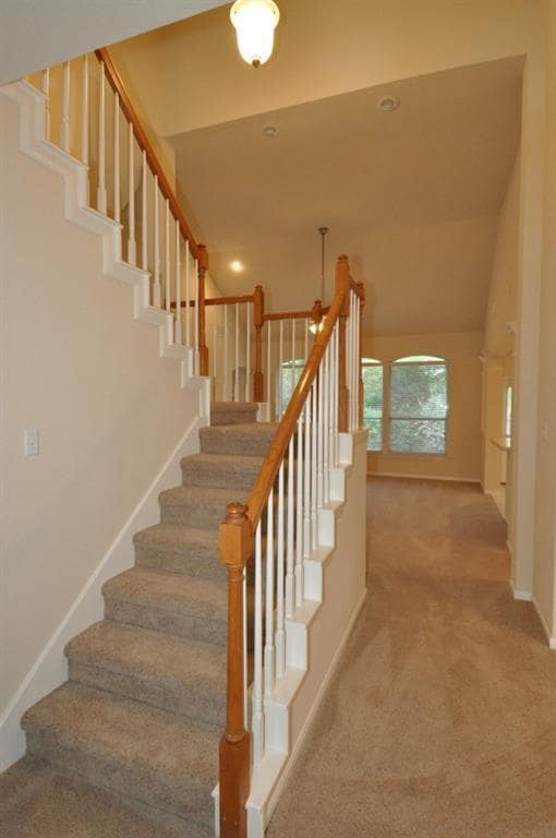 Building Photo - Great Floorplan with Primary on Main
