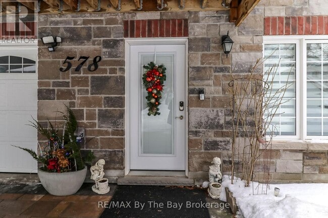 Building Photo - 578 Mosley St