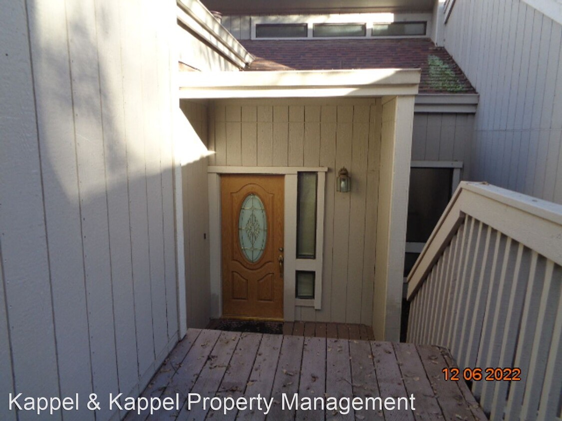 2 br, 2.5 bath House - 15 KNOLL DR Photo