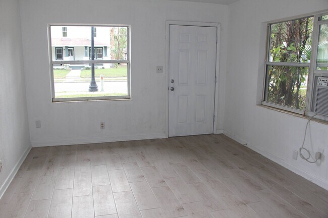 Building Photo - 121 Ariana St
