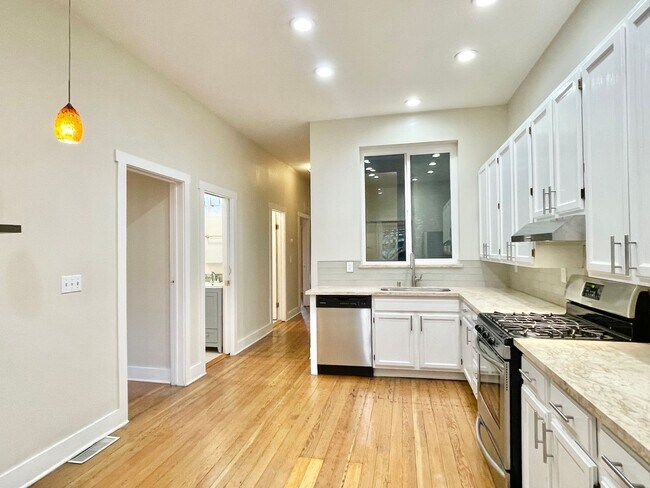 Foto del edificio - 2 WEEKS FREE! 3BR/2BA Renovated Victorian ...