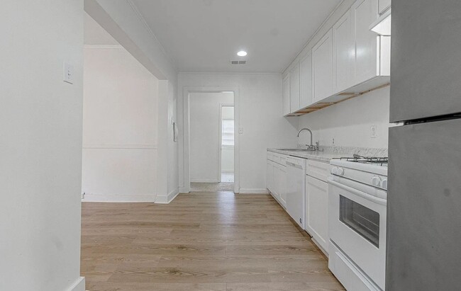 Building Photo - 4 bedroom, 2 bathroom near the University ...