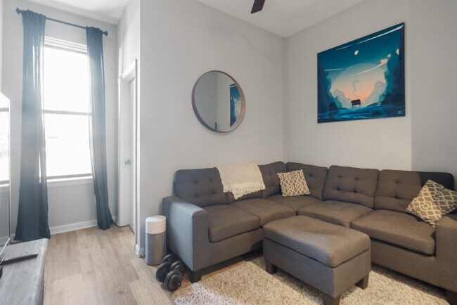 Foto del edificio - 813 Park Ave