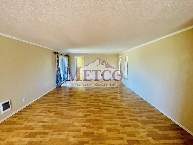 Building Photo - Spacious 4 Bedroom House In Springfield!