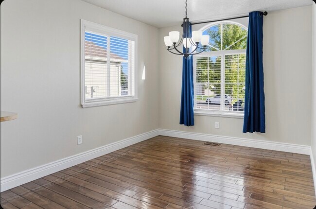 Building Photo - 909-1520 1520 N Cir