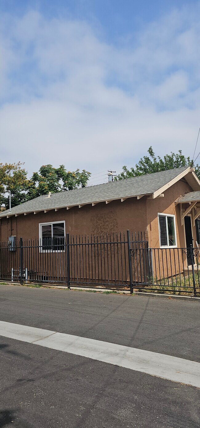 Building Photo - 412 S Palm Ave
