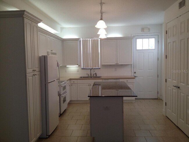 Foto del edificio - 605 Elmhurst Ct