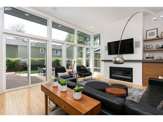 Foto del edificio - INCREDIBLE Contemporary 4 Bd 3.5 Bath home...