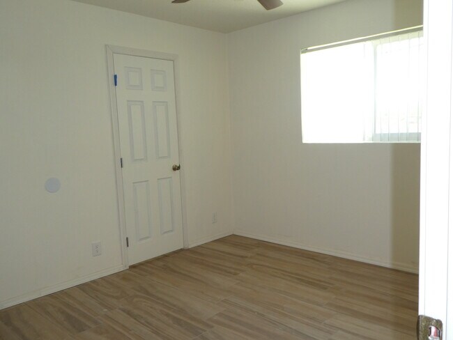Foto del edificio - 1223 E Spence Ave