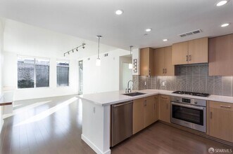 Building Photo - 2655 Bush St